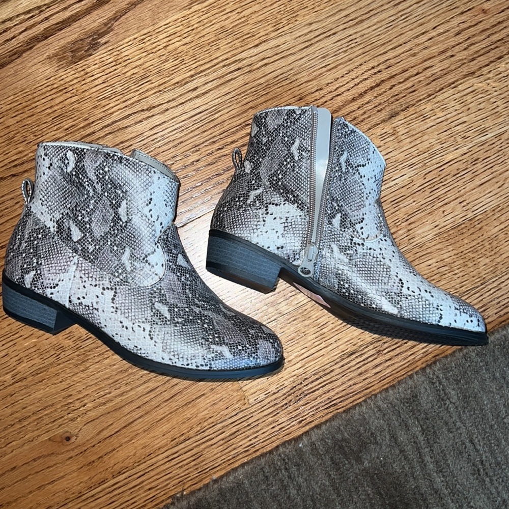 🖤Cat & Jack Snakeskin Booties Size 4 - Picture 3 of 7